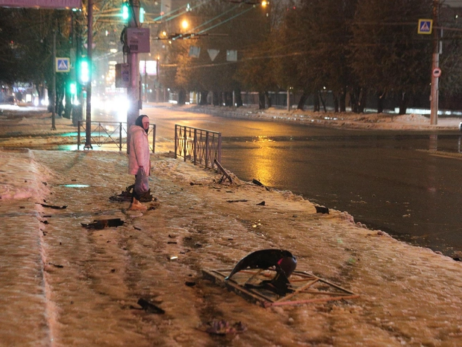 Вокруг остановки разбросаны фрагменты транспортного средства | Источник: Андрей Бортко / NGS.RU