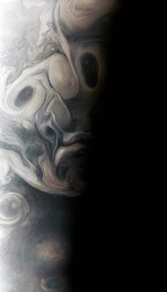 Зонд «Юнона» сфотографировал «лицо» на Юпитере: что это было?