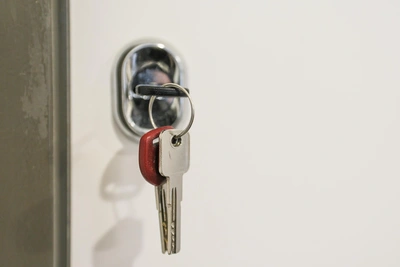 Вдова преподавателя СВФУ отстояла право на квартиру в суде