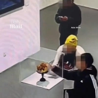 В Китае подросток разбил золотую корону в музее (видео). Сколько она стоила?