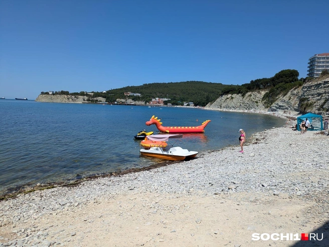 Пляж в Голубой бухте в Геленджике | Источник: Оксана Витязь / SOCHI1.RU