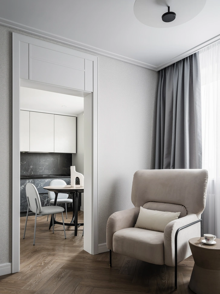 Кресла, Pianca. Обеденный стол, Unika Moblar. Стулья, Delo Design. Белая ваза, работа Жени Макаровой, @unlike_ceramics. | Источник: МИХАИЛ ЛОСКУТОВ. СТИЛЬ: @YES_WE_MAY