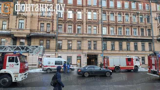 «Кто-то сделал себе печку». Жильцы дома на Большой Зелениной с пониманием отнеслись к пожару на чердаке | Источник: Сергей Елгазин