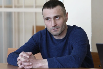 Челябинцу, сломавшему нос промоутеру в баре, назначили 400 часов работ