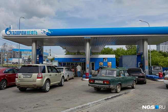 На «Газпромнефти» на Жуковского тоже стоят по 30-40 минут | Источник: Валерия Киселёва / NGS.RU