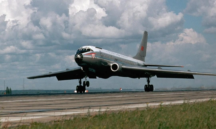 Самолет Ту-104 взлетает из Новосибирска, 1974 | Источник: Getty Images