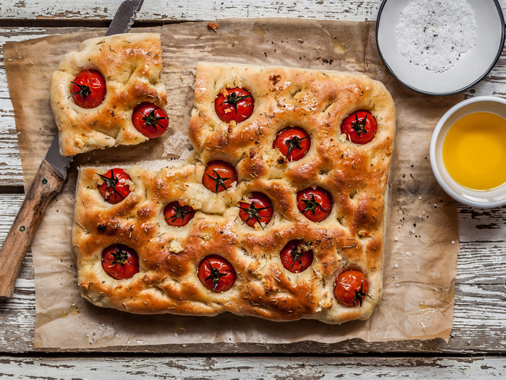 Домашний хлеб по-итальянски: простой рецепт фокаччи с помидорами и чесноком