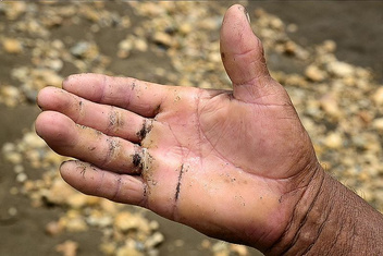 Тяжелый труд старателей: как в джунглях Перу добывают золото