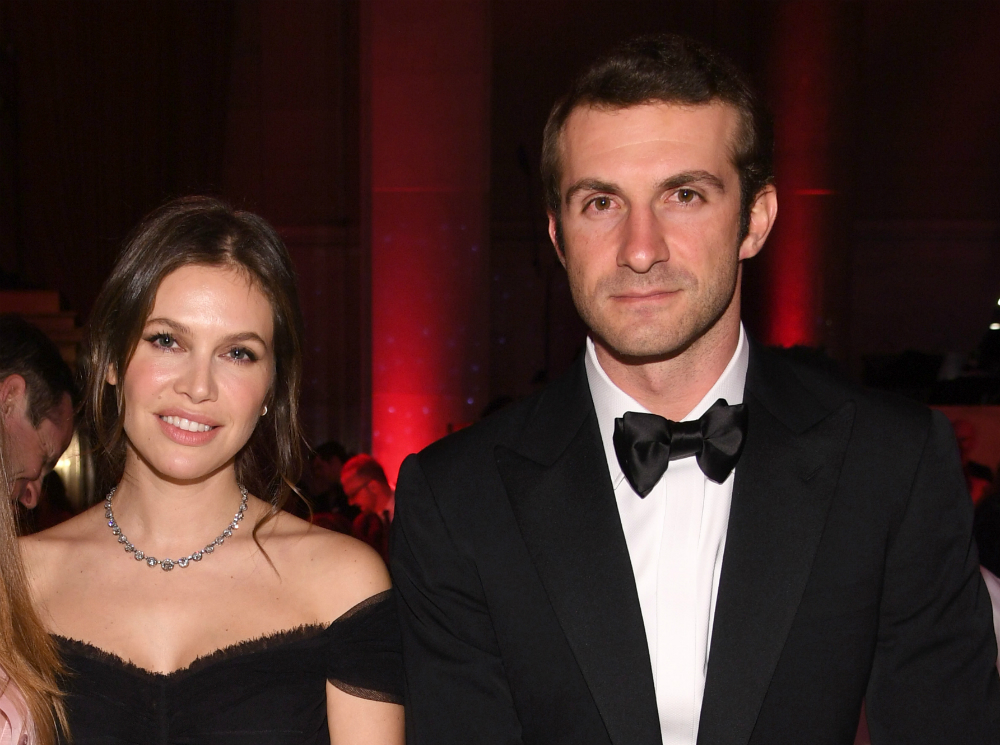 Платье-кейп и принцессы в гостях: как прошла свадьба Даши Жуковой и Ставроса Ниархоса | marieclaire.ru