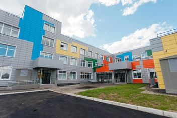 Школа уже издалека привлекает всех своими яркими оттенками на фасаде  | Источник: Ксения Зимина