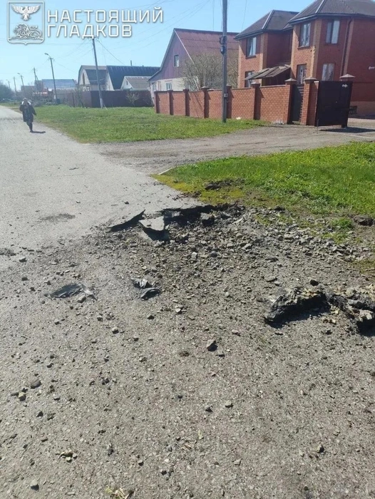 Последствия ракетного обстрела в Красной Яруге, при котором ранены три человека, в том числе — 10-летний мальчик | Источник: Вячеслав Гладков / max.ru