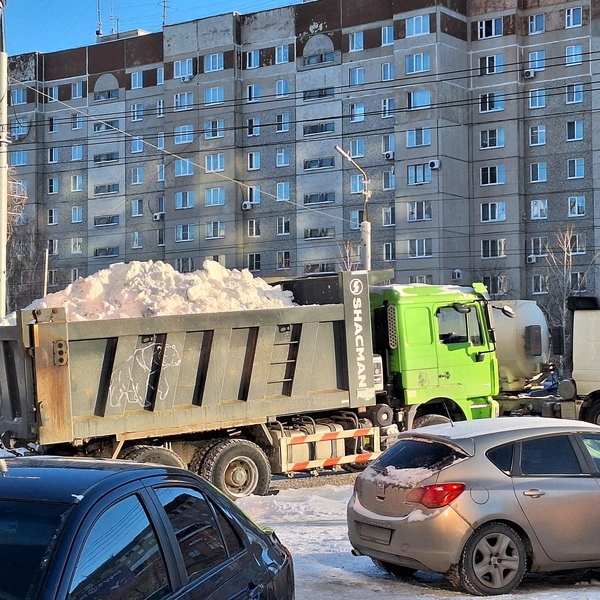 В 4-м микрорайоне был замечен грузовик, вывозивший снег в одном из дворов | Источник: Александр Лисихин / 45.RU