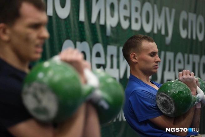 Обычно мужчины в гиревом спорте работают с гирями весом 24 или 32 килограмма | Источник: Варвара Фролова / NGS70.RU