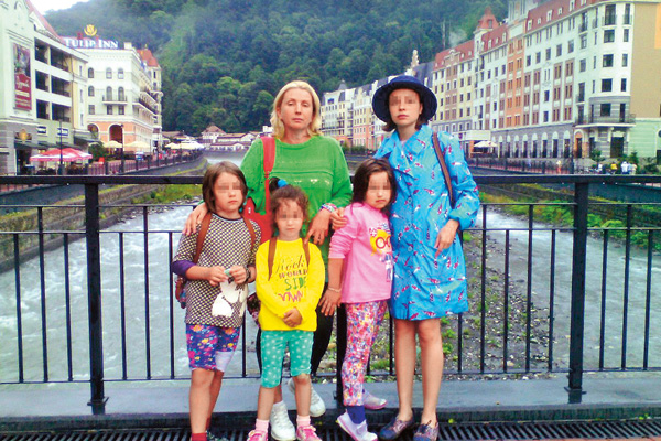 Елена с приемными девочками и родной дочкой Машей во время отдыха