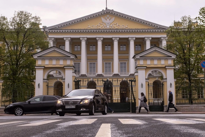 «Все чиновники должны ездить на отечественных автомобилях». А на каких ездят в Петербурге? | Источник: Михаил Огнев/«Фонтанка.ру»