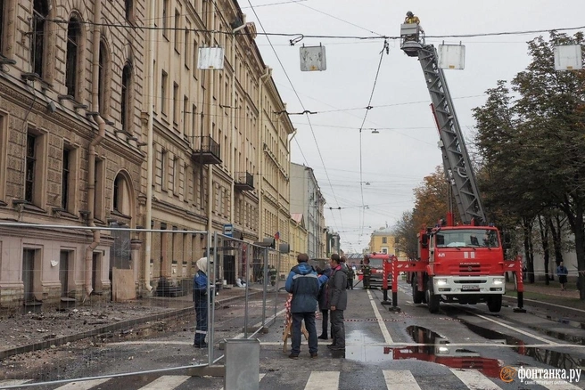 В седьмом часу вечера последние пожарные начали завершать работу на особняке Миллера | Источник: Михаил Огнев / FONTANKA.RU
