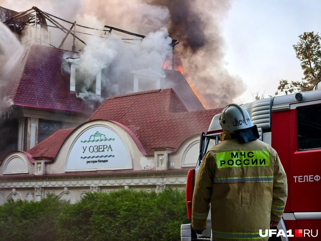 Столб дыма над рестораном «Даско Гарден» | Источник: Булат Салихов / UFA1.RU