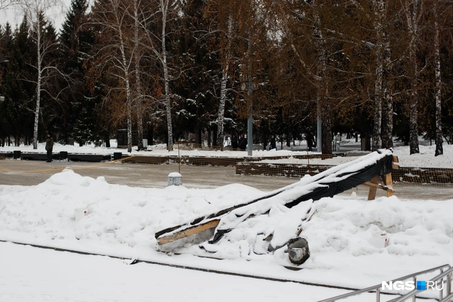 Во время второго этапа подрядчик&nbsp;— компания «Слэш»&nbsp;— должен демонтировать бетонное основание, а после уложить новое&nbsp;— бетонно-мозаичное | Источник: Андрей Бортко / NGS.RU