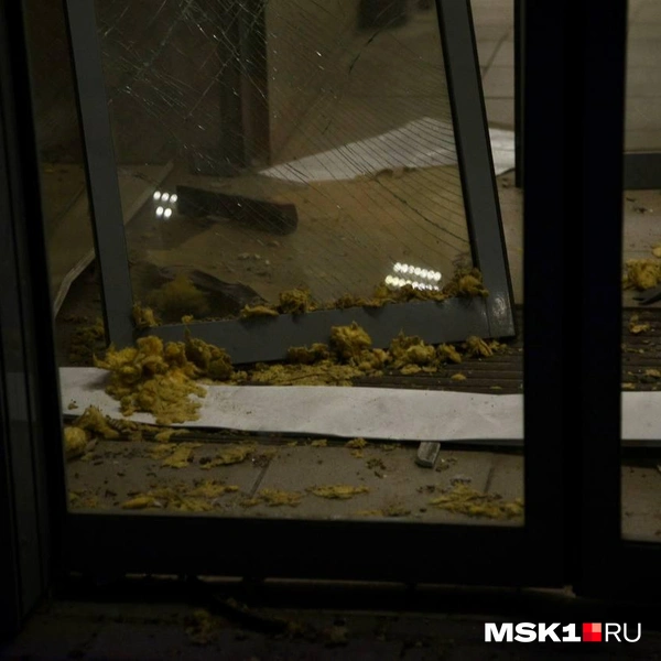 Местами оконные рамы вырвало вместе с монтажной пеной | Источник: читатель MSK1.RU