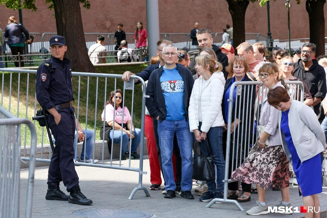 Люди рассказали, зачем стоят по два часа в очереди перед Мавзолеем Ленина | Источник: Артем Устюжанин / MSK1.RU