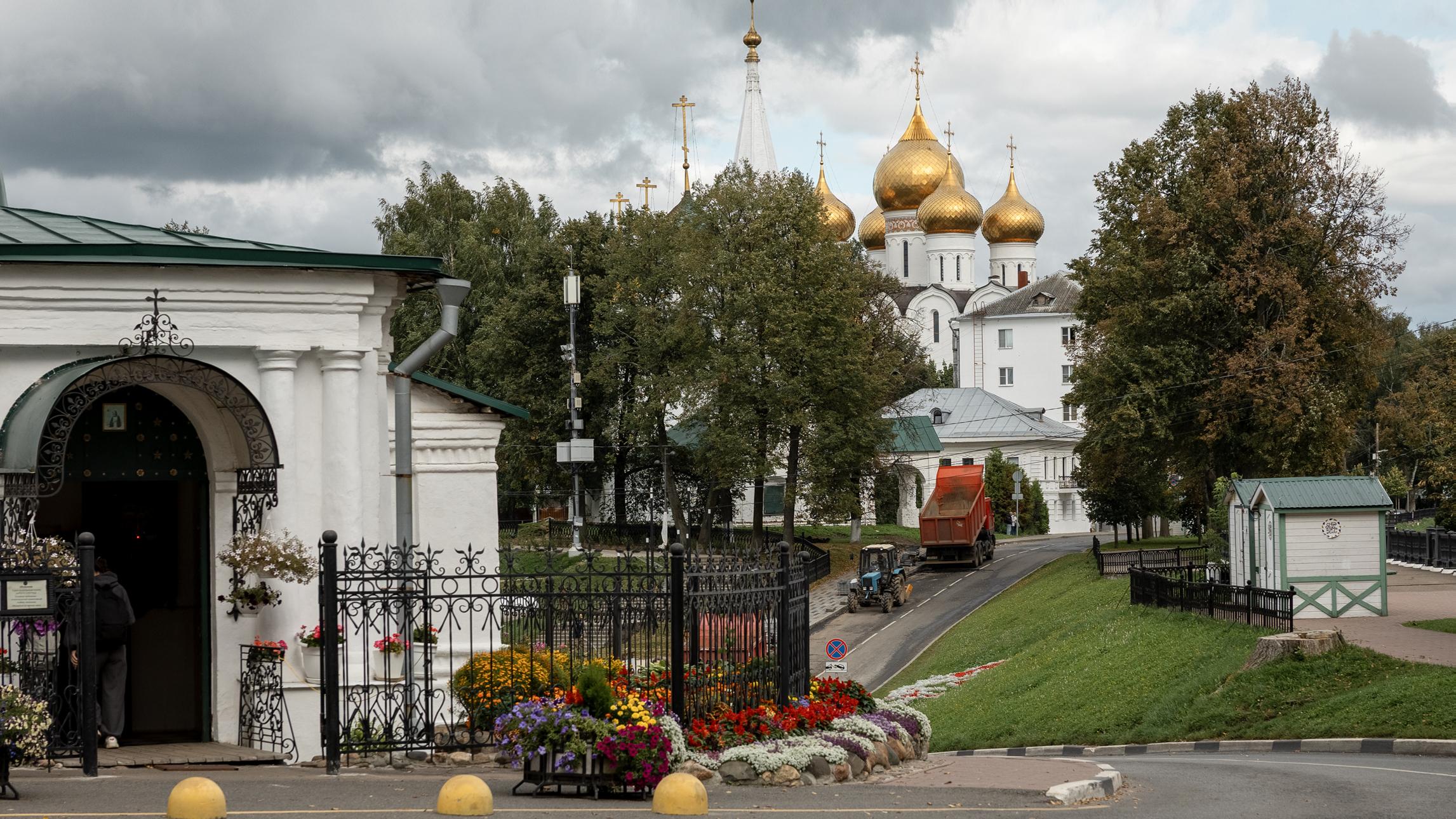 В этом эпизоде в кадре можно увидеть церковь Николы в Рубленом городе. Сегодня вид с этого ракурса заметно изменился: над окружающими домами возвышается Кафедральный собор Успения Пресвятой Богородицы | Источник: Александр Куренной / 76.RU
