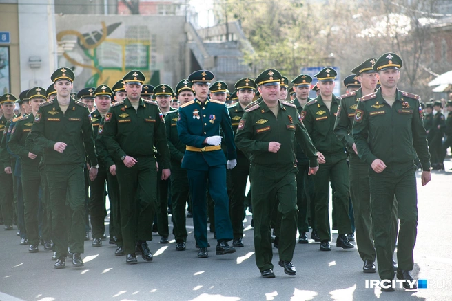 Опытные ракетчики явно не в первый раз будут маршировать на параде. На лицах читается гордость | Источник: Ксения Филимонова / «ИрСити»