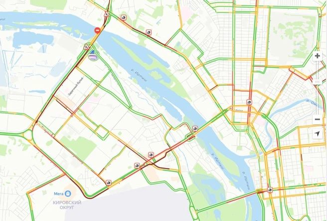 Пробки образовались из-за апрельского снега | Источник: ngs55.ru/maps-traffic