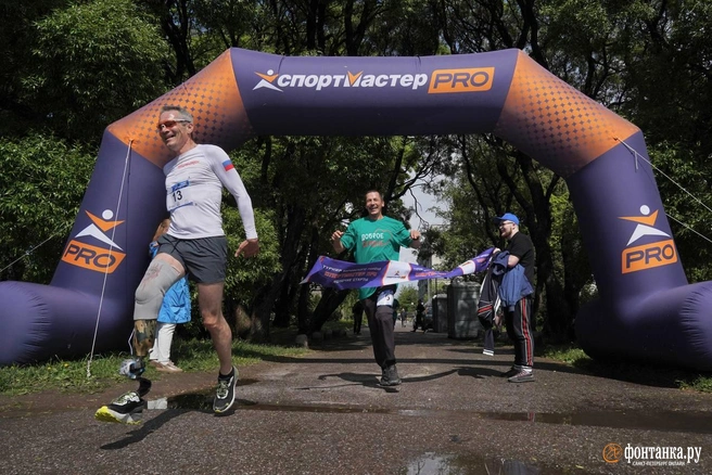 В Петербурге прошел благотворительный забег ветеранов СВО и паралимпийцев | Источник: Павел Даиси / FONTANKA.RU