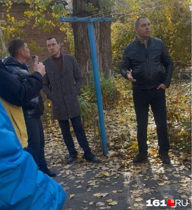Александр Рябых (справа) уверял собственников, что дом может рухнуть в любую минуту | Источник: Екатерина Татарченко