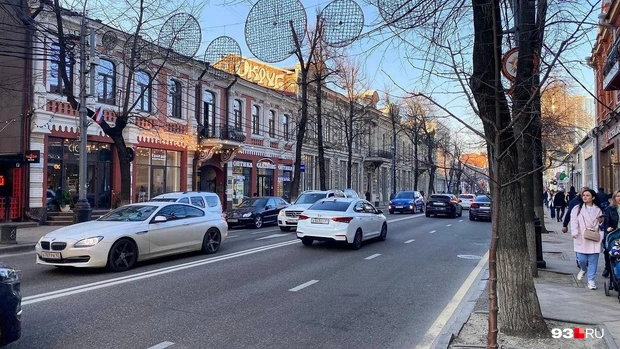 Год назад в это время люди уже ходили в легких пальто и плащах | Источник: Никита Зырянов / 93.RU