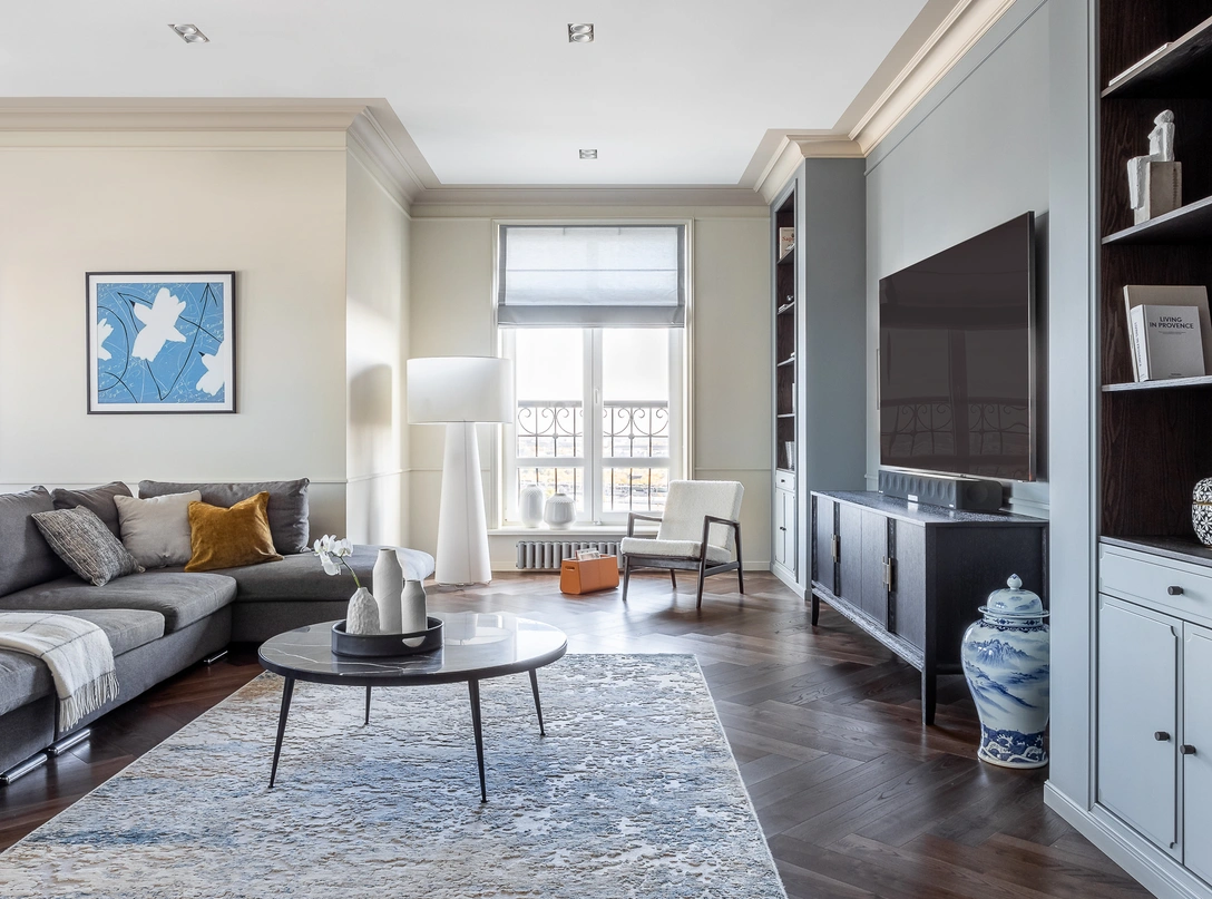 Гостиная. Торшер Big Shadow, Cappellini. Диван, подарок родителей, перетянули новой тканью. Столик, La Redoute. Тумба под ТВ, Danton Home. Винтажное кресло отреставрировано. Газетница, Caligaris. На стене слева — работа «Белые птицы моей геометрии» Александра Олигерова. | Источник: Елизавета Гуровская Стиль: Анна Стрижак