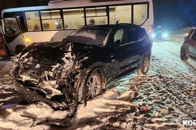 В Архангельской области автомобиль врезался в автобус: трое пострадали