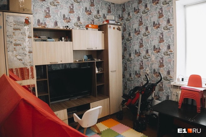 Как и в гостиной, где дети постоянно играют | Источник: Кирилл Кушнов / E1.RU