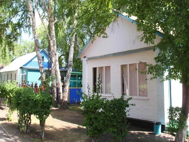 Дети живут вот в таких одноэтажных корпусах | Источник: Lpomsk.ru