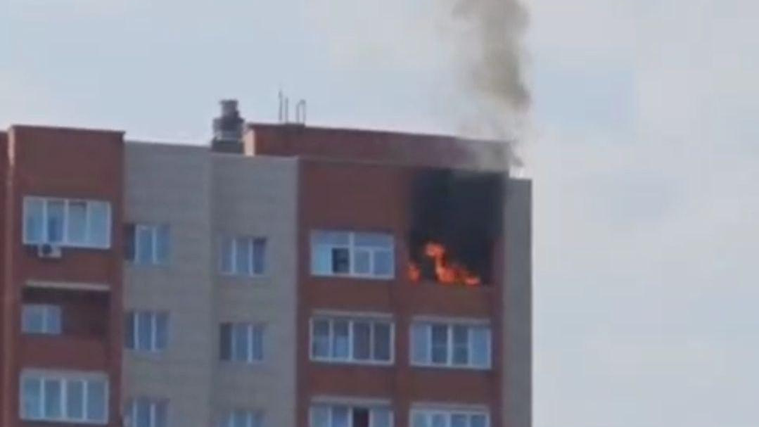 Из здания эвакуировались 6 человек: в высотке на Фабричной вспыхнул балкон — видео с места происшествия