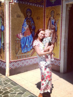 Эвелина Бледанс с Семеном у входа в монастырь Киккской иконы Божьей матери