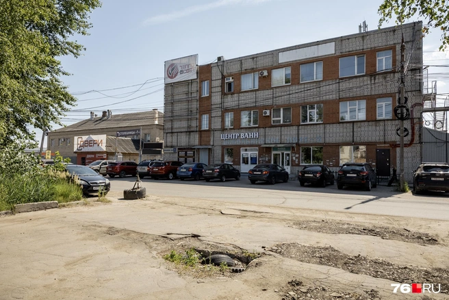 Покрышки в яме на месте для стоянки автомобилей | Источник: Александр Куренной / 76.RU