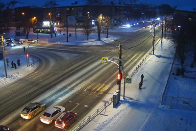 В Челябинске заменят забор у школы после частых аварий