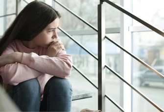 «Замечаю, что одноклассники часто обсуждают меня за моей спиной и смеются»