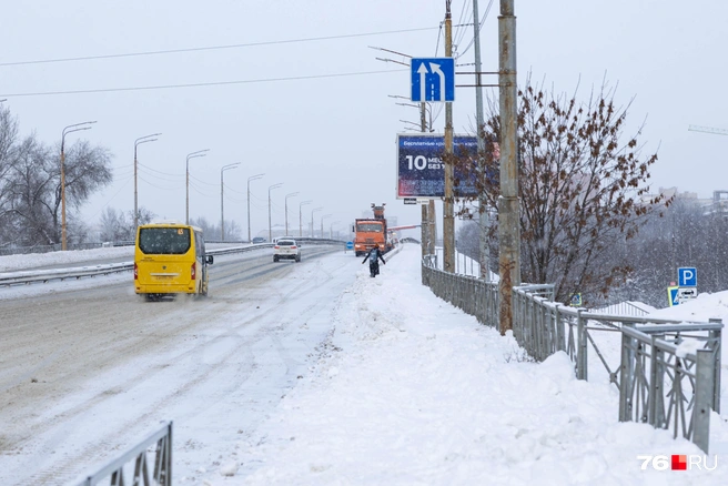 Чтобы перейти пешком Толбухинский мост, часть пути приходится обходить по проезжей части | Источник: Артем Бауман / 76.RU