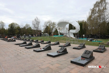 Перед 40-летием со дня аварии мемориал решили реконструировать, поэтому часть скульптуры накрыта настилом | Источник: Артем Устюжанин / MSK1.RU