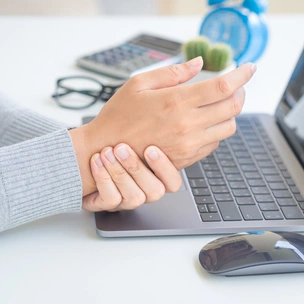 Плохой симптом: о каких болезнях может говорить дрожь в руках