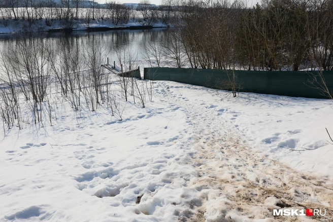 Спуск, по которому, предположительно, дети пошли к воде | Источник: Артём Устюжанин / MSK1.RU