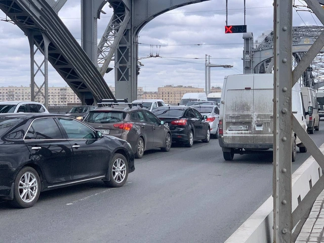 «Паровозик» перекрыл Большеохтинский мост. На КАД у вантового моста пробка с утра (фото, видео) | Источник: Читатель «Фонтанки» Александр