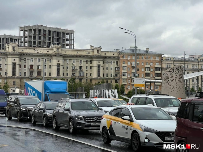 Садовое кольцо — сейчас обездвижено, плотная пробка сковала центр Москвы | Источник: Елена Халматова / MSK1.RU