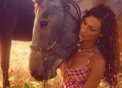 Coquette cowgirl, или Как носить бикини и казаки: показывает Белла Хадид в кампейне Frankies Bikinis