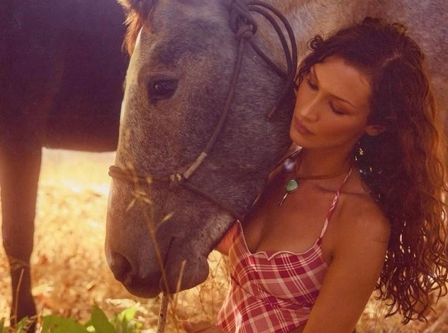 Coquette cowgirl, или Как носить бикини и казаки: показывает Белла Хадид в кампейне Frankies Bikinis