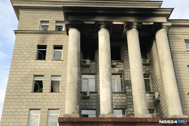 В октябре 2021 года на четвертом этаже правительства сгорело помещение | Источник: Татьяна Стриганова / NGS24.RU