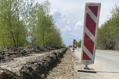 На Толмачевском шоссе приступили к строительству тротуара