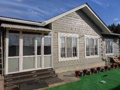 В сентябре–октябре ажиотаж спадает, и можно договориться на установку окон на удобное время | Источник: «Окна Гринвуд»